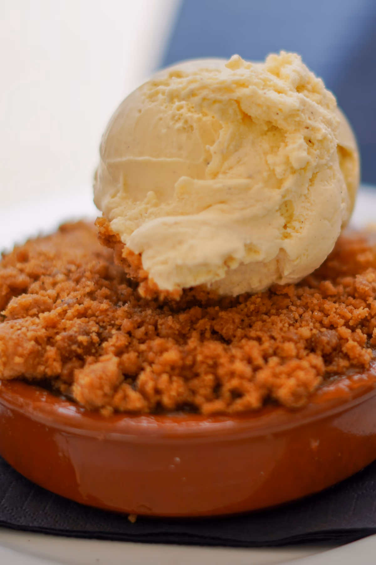 Crumble dessert et boule de glace vanille