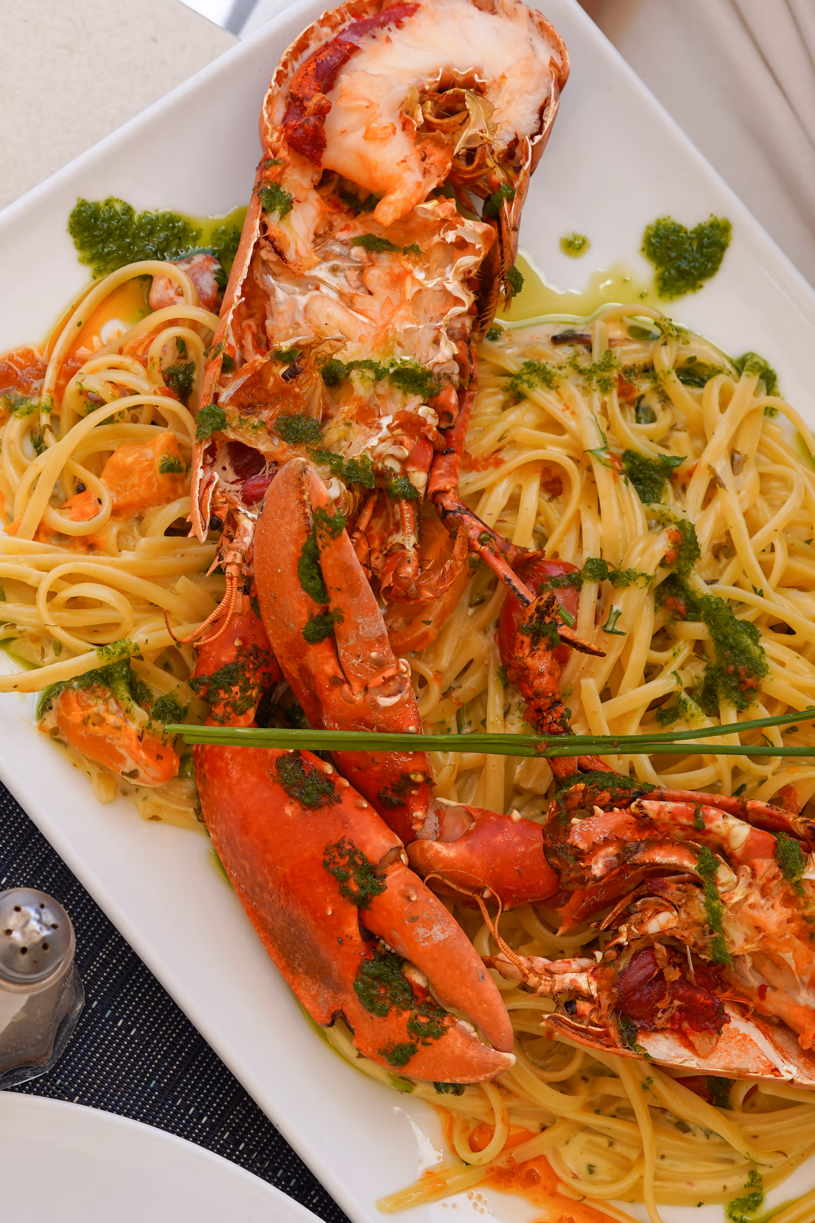 Homard rôti sur linguine au pesto, pièce signature du Bistrot de Nino