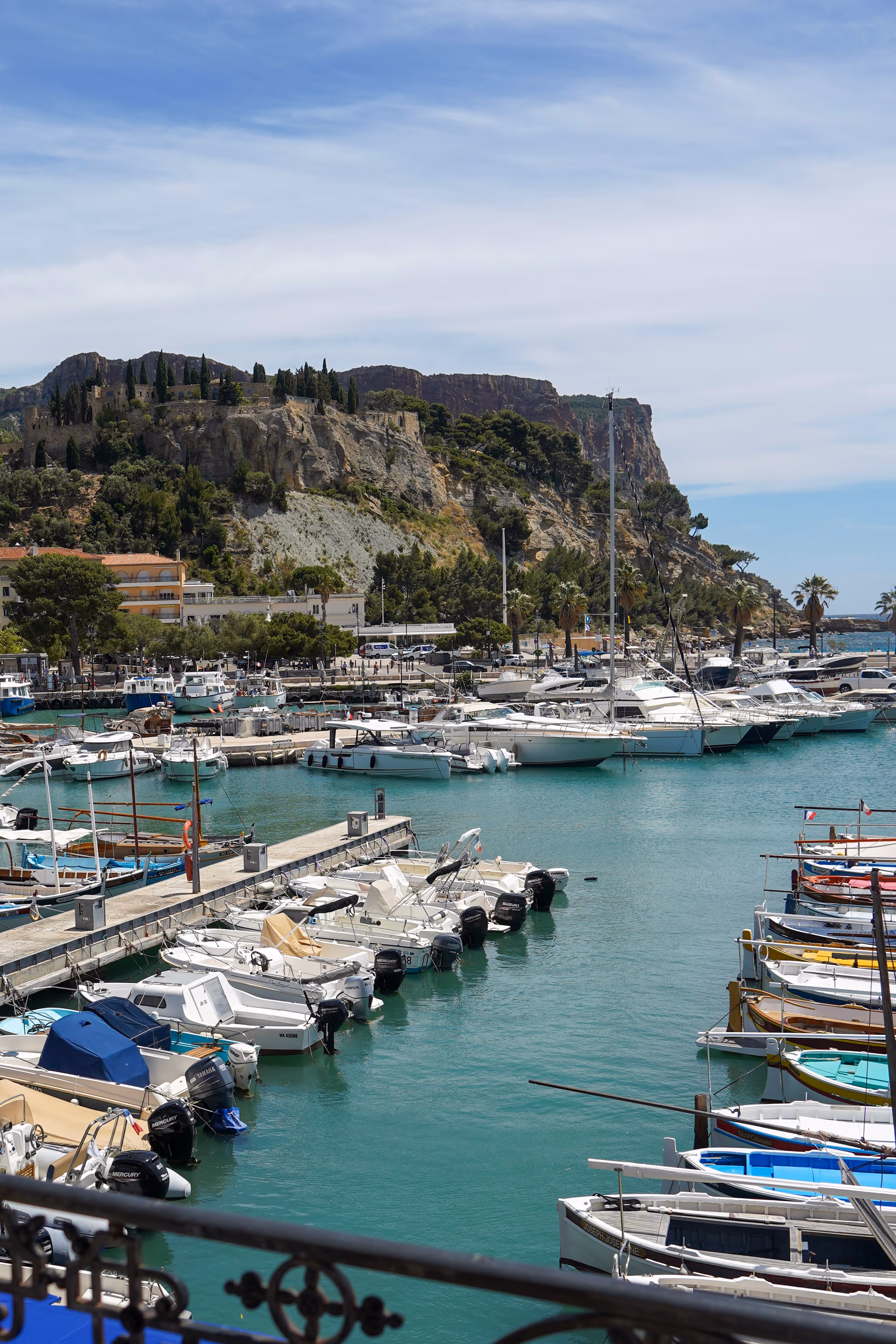 Le port de Cassis, ses bateaux et ses falaises depuis la terrasse du Bistrot de Nino