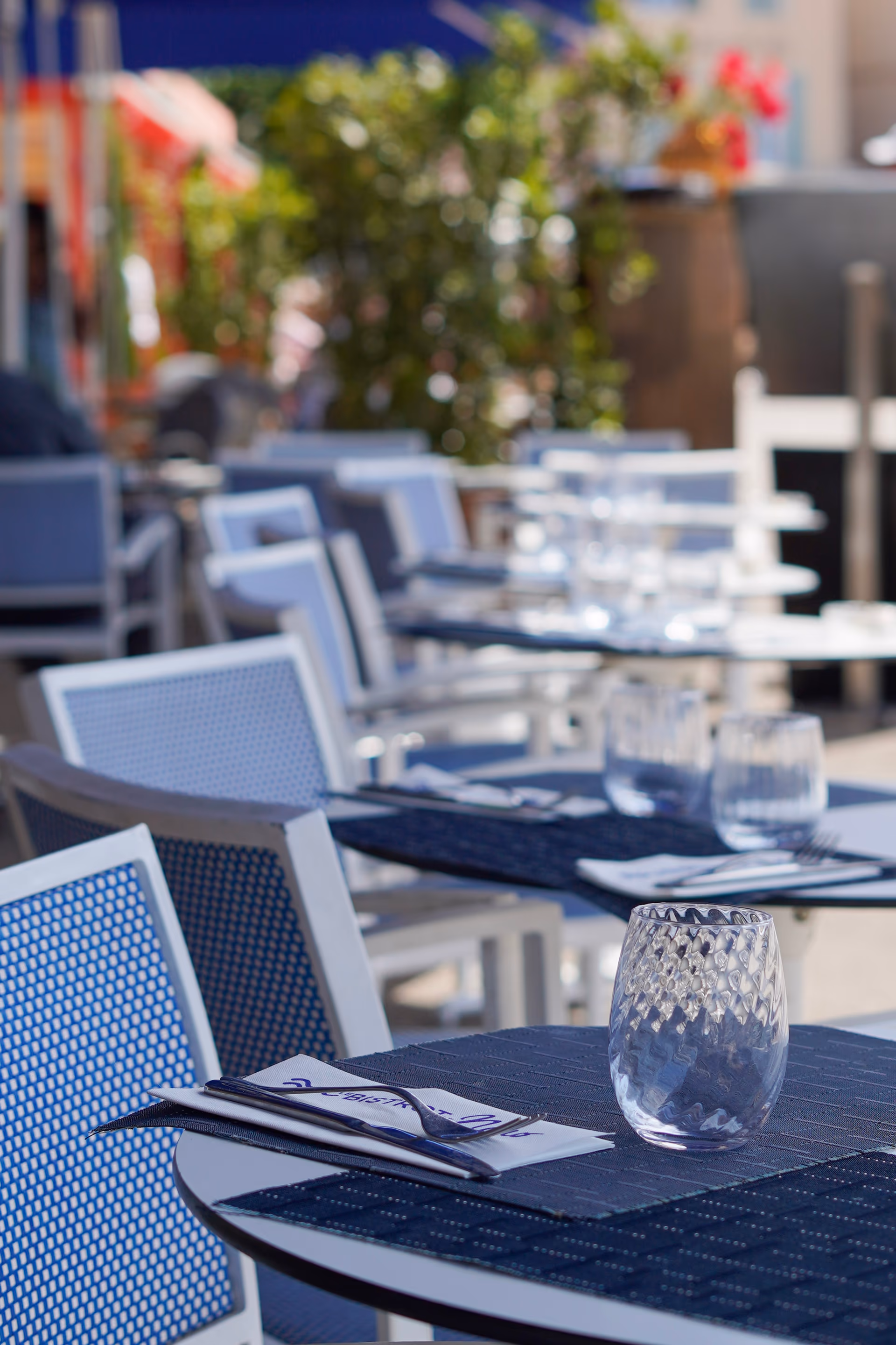 Table dressée sur la terrasse du Bistrot de Nino, face au port
